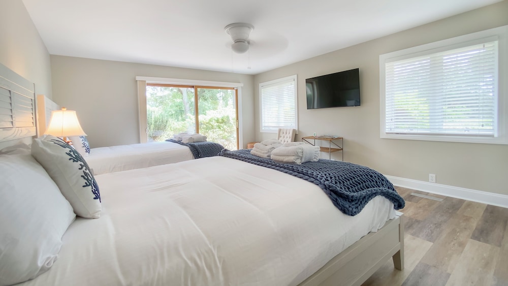 House, Multiple Beds, Patio, Pool View (34 North Live Oak)
