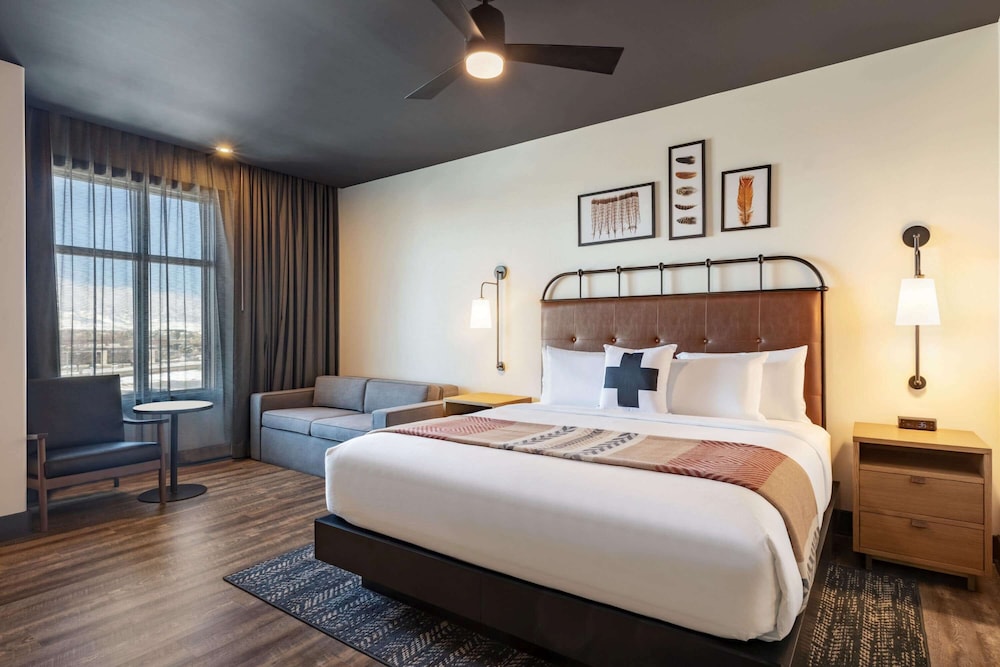 Deluxe Suite, 1 King Bed, Accessible, Non Smoking (Mobility) - Photo 5