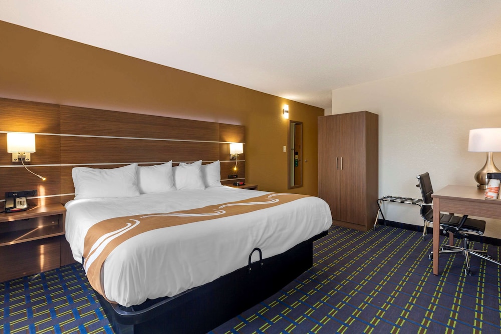 Standard Room, 1 King Bed, Non Smoking - Photo 5