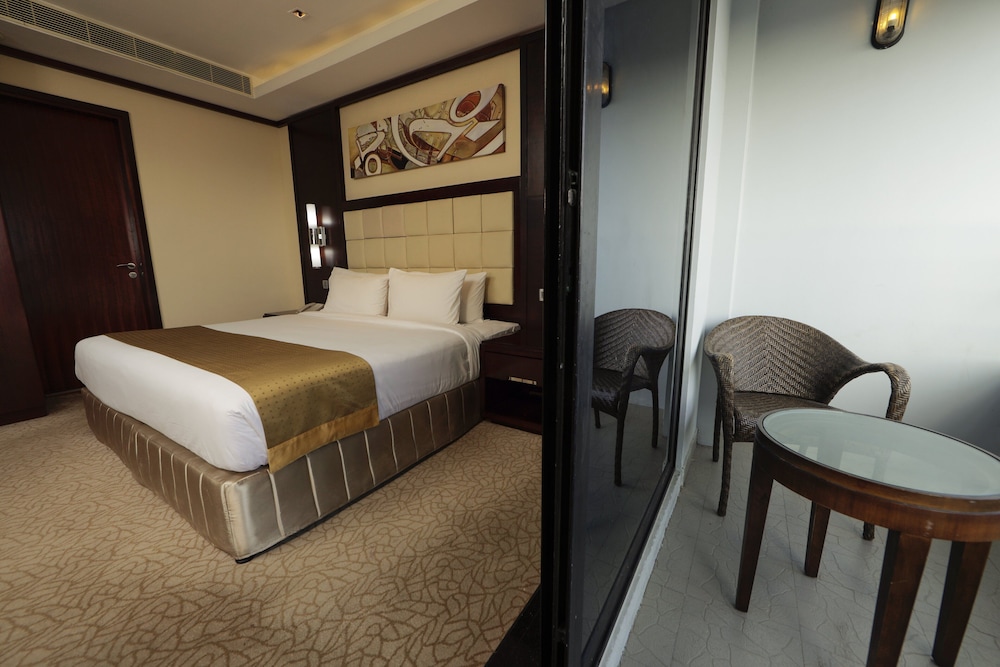 Room, 1 King Bed, Smoking (Living, High Floor) - Photo 3