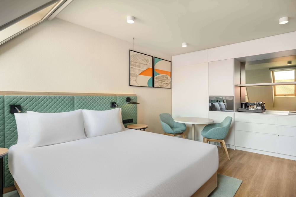 Premium Studio, 1 King Bed photo 3