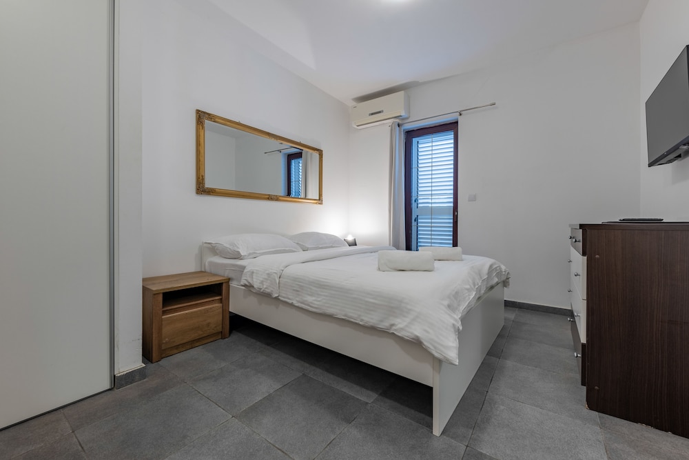 APT Comfort studio with pool view for 2