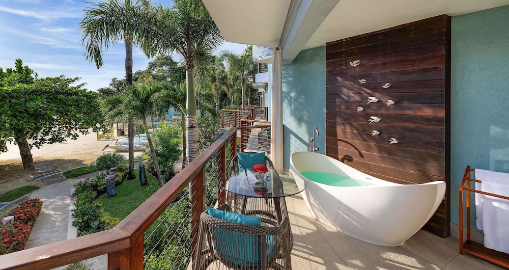 Longshore Beachfront Grande Luxe Club Level Room w/ Balcony Tranquility Soaking Tub photo 3