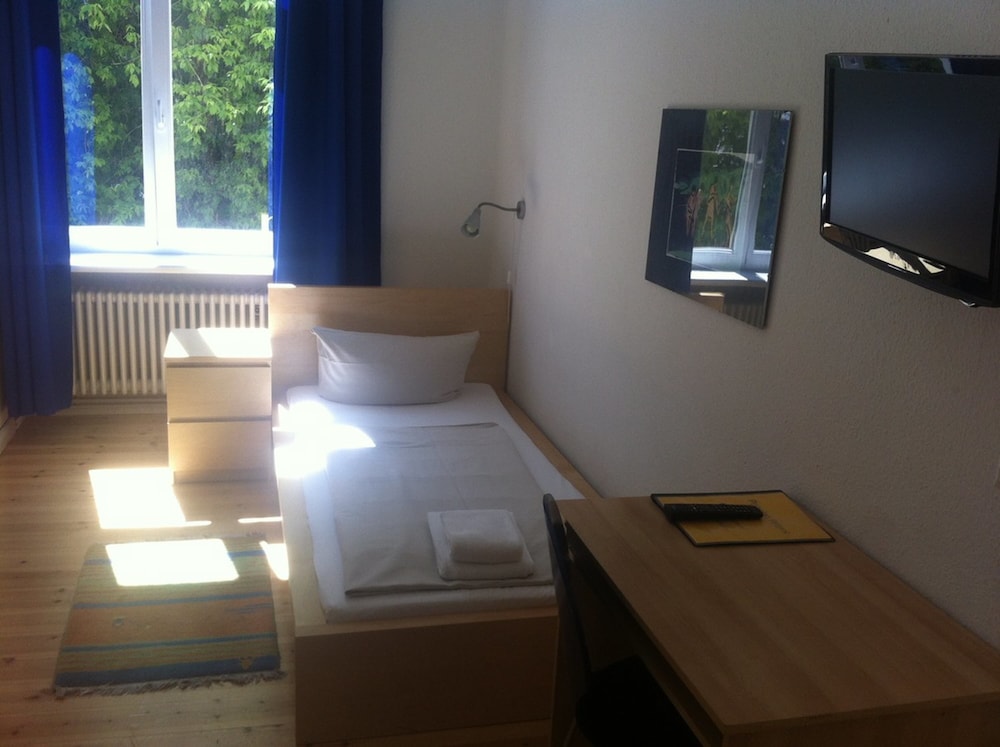 Standard Single Room (private bathroom on floor) photo 3