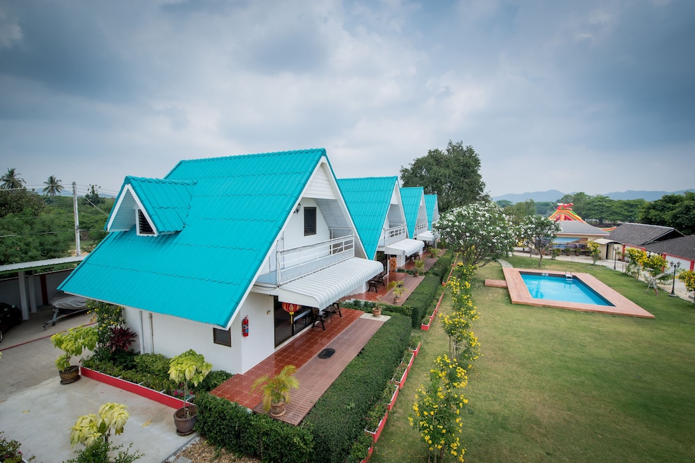 Poolside Villa photo 2