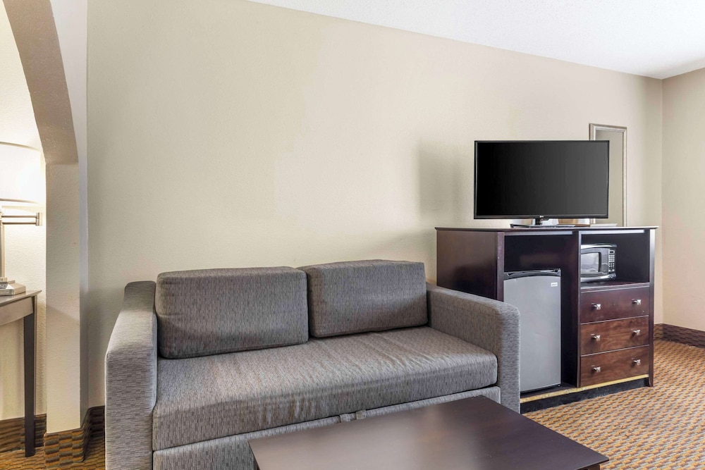 Suite, Non Smoking (2 Double Beds, or 2 Queen Beds) - Photo 25