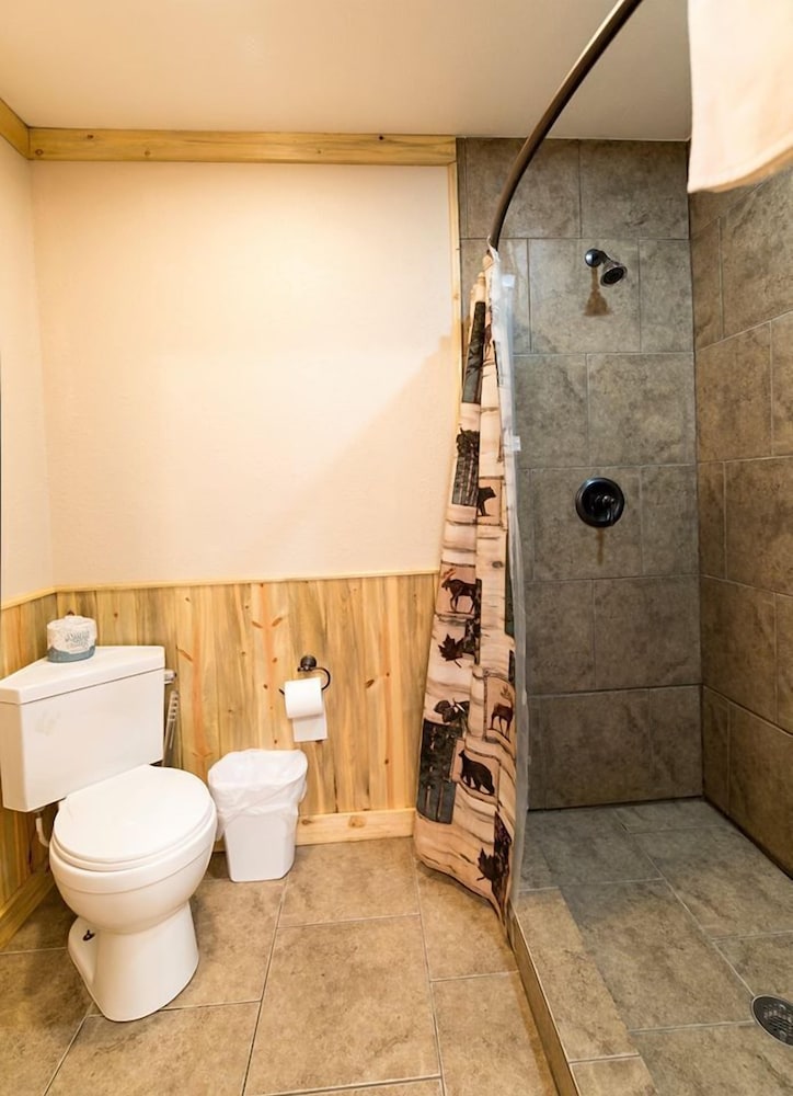 Double Queen Bed Kitchen Tub/Shower photo 2