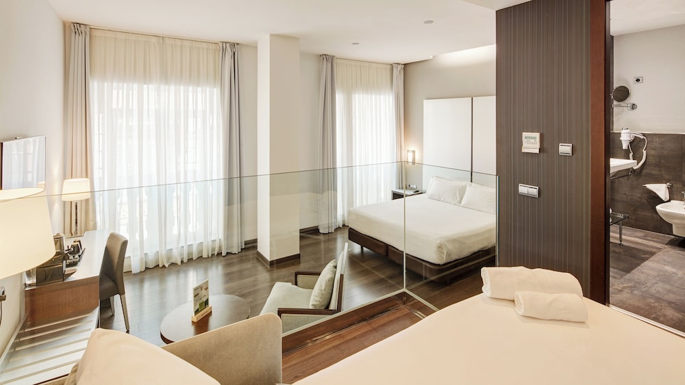 Classic Triple Room (with Double Bed) - Photo 4