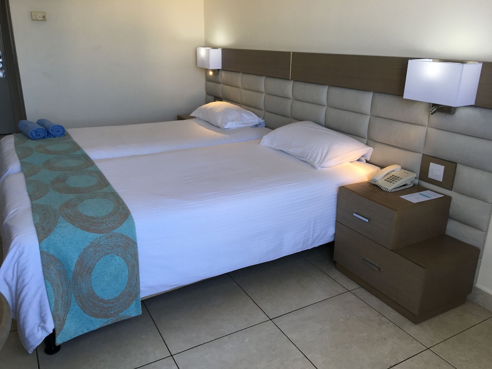 Standard Double Room Single Use, Pool View photo 2