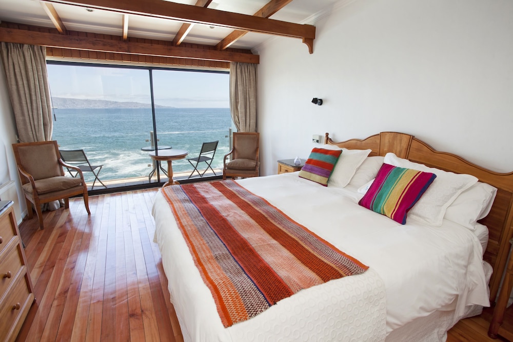 Superior Suite, 1 King Bed, Balcony photo 2