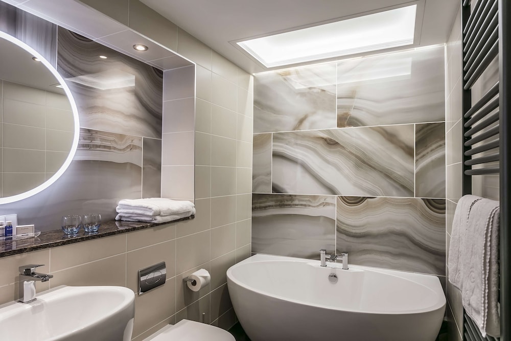 Suite, 1 King Bed, Non Smoking, Refrigerator - Photo 10