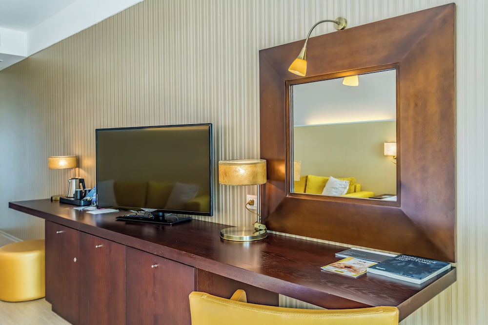 Deluxe Room (2 Adults + 2 Children)