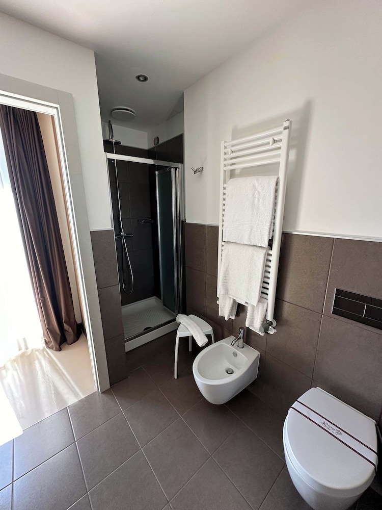 Deluxe Double Room Single Use, City View photo 3