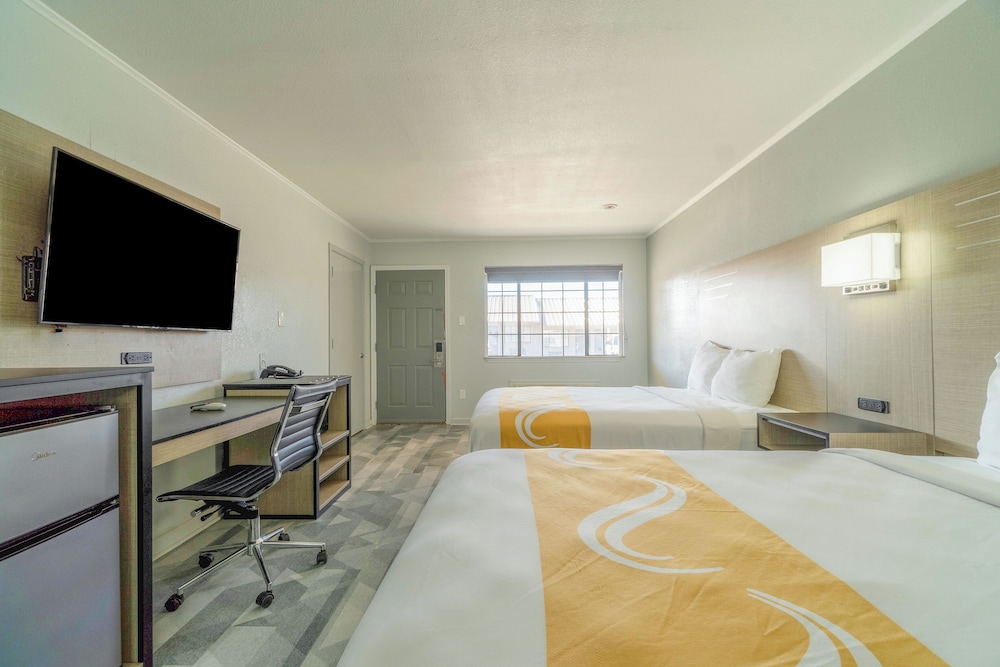 Room, 2 Queen Beds, Non Smoking - Photo 7
