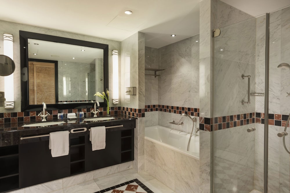 Executive Suite - Photo 5