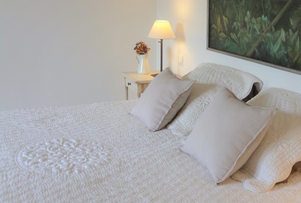 Comfort Room, 1 King Bed, Balcony, Pool View photo 3