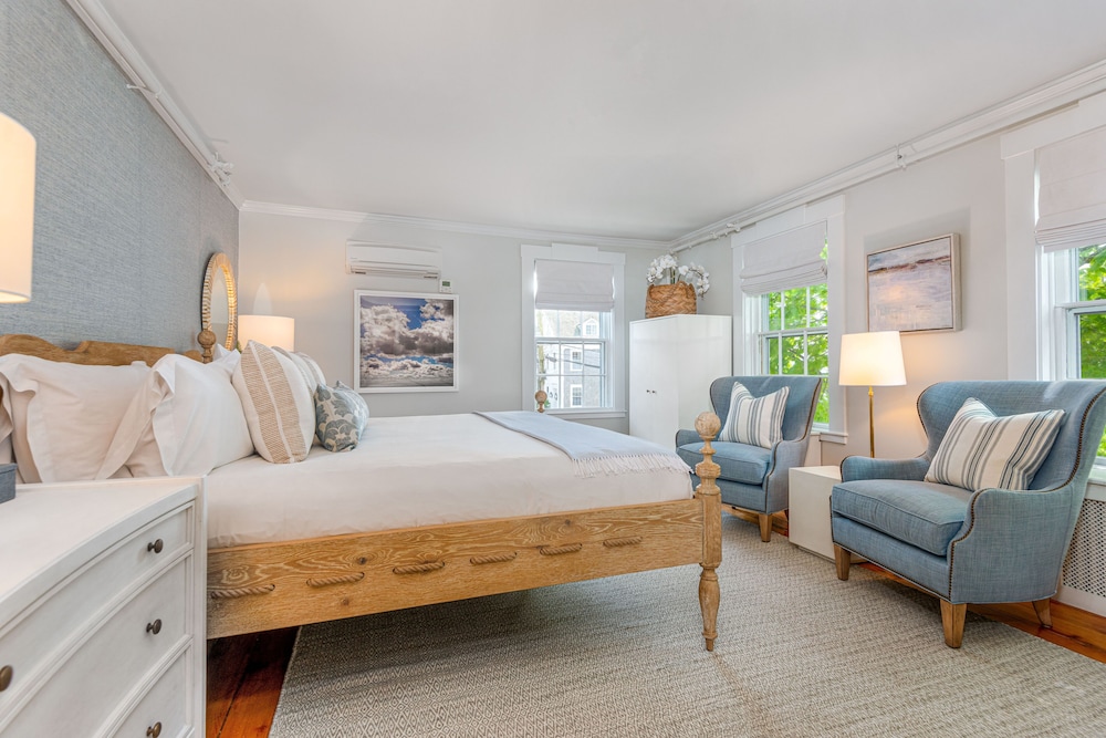 Deluxe Room, 1 King Bed, Corner