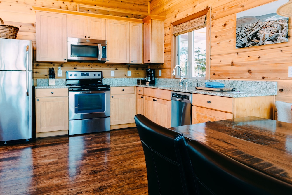 Luxury 2 Bedroom Cabin, King Beds, Harbor View photo 2