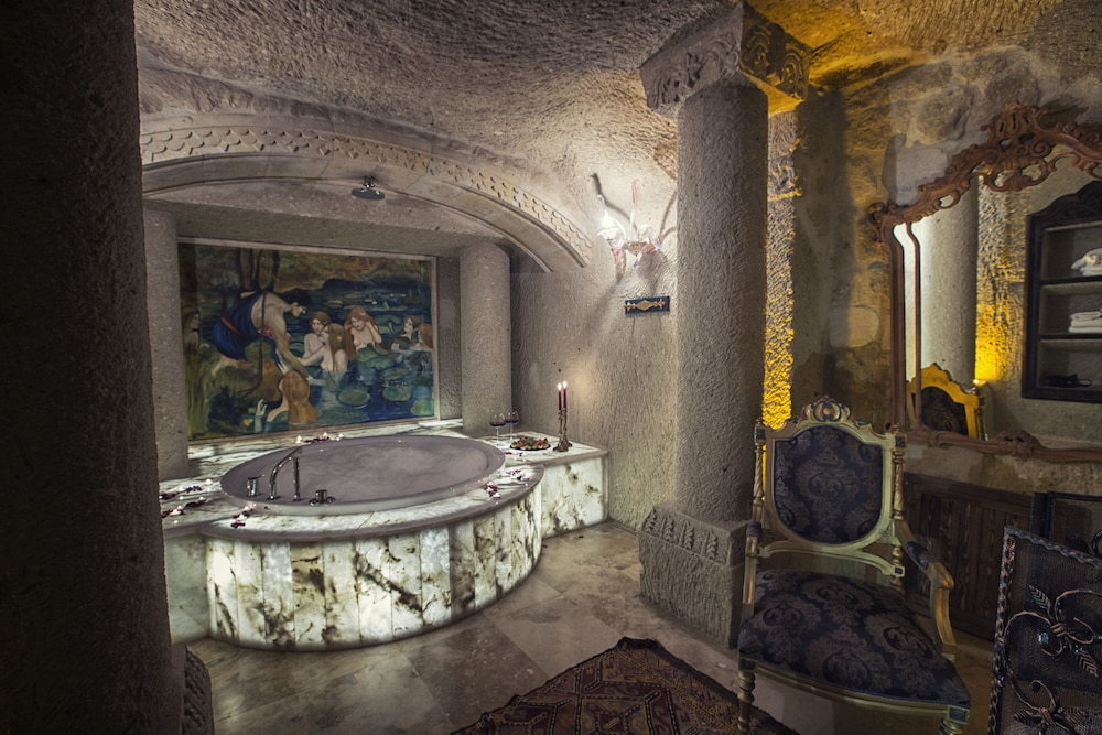 Premium Suite, 1 King Bed, Private Bathroom thumbnail 6