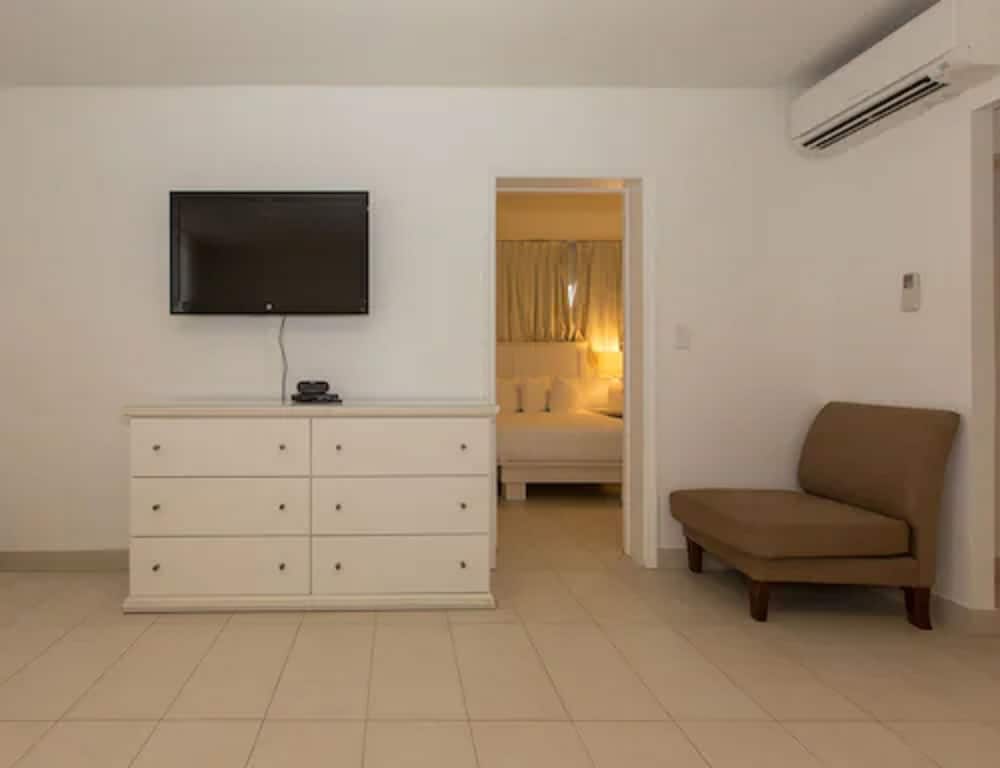 Suite, 1 Bedroom (2 Queens and 2 Doubles) photo 2