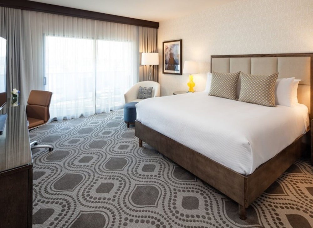 Standard Room, 1 King Bed, Balcony photo 1