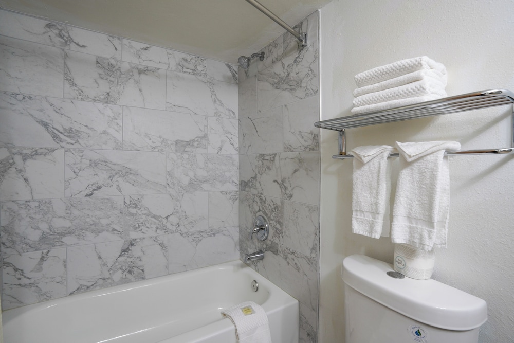 Signature Room, 1 King Bed, Non Smoking, Hot Tub photo 3