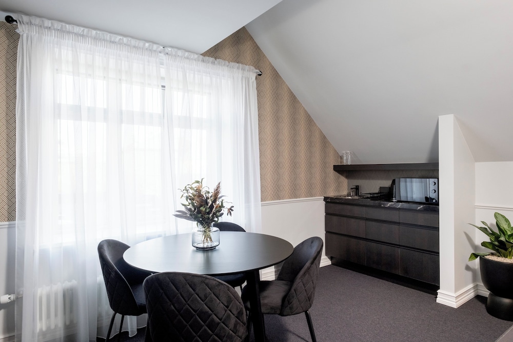 Family Room, 1 Bedroom, Kitchenette, Annex Building photo 2