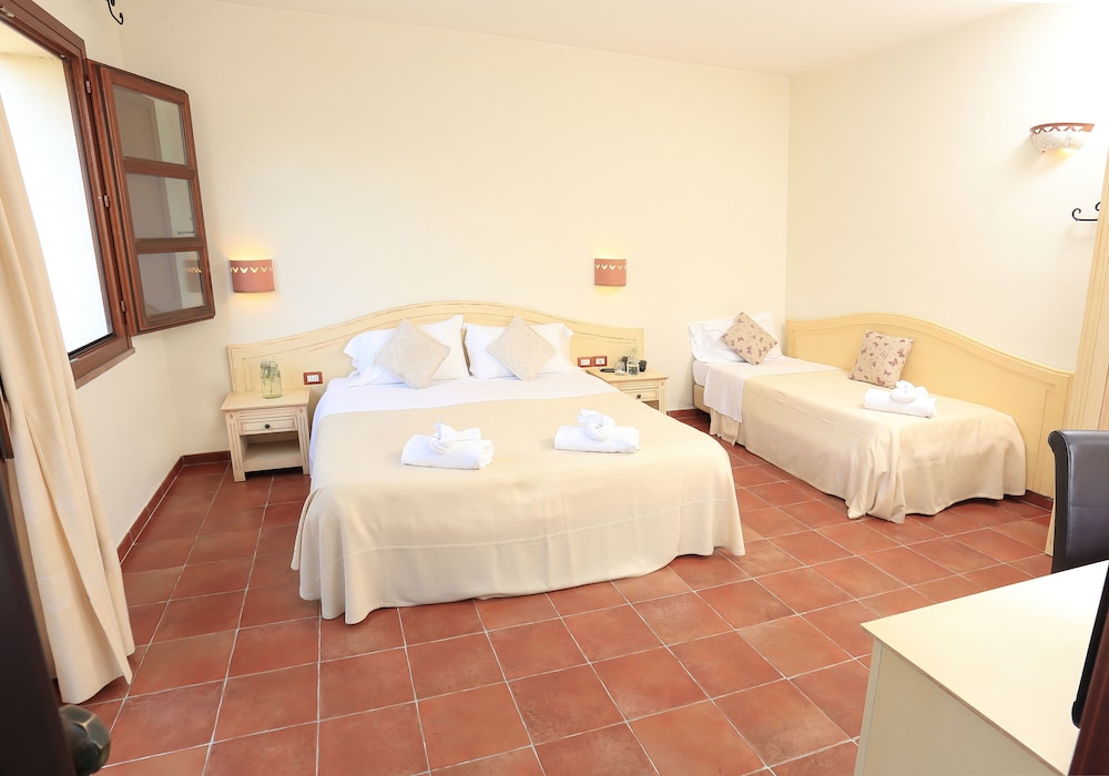 Deluxe Triple Room, Garden View - Photo 4
