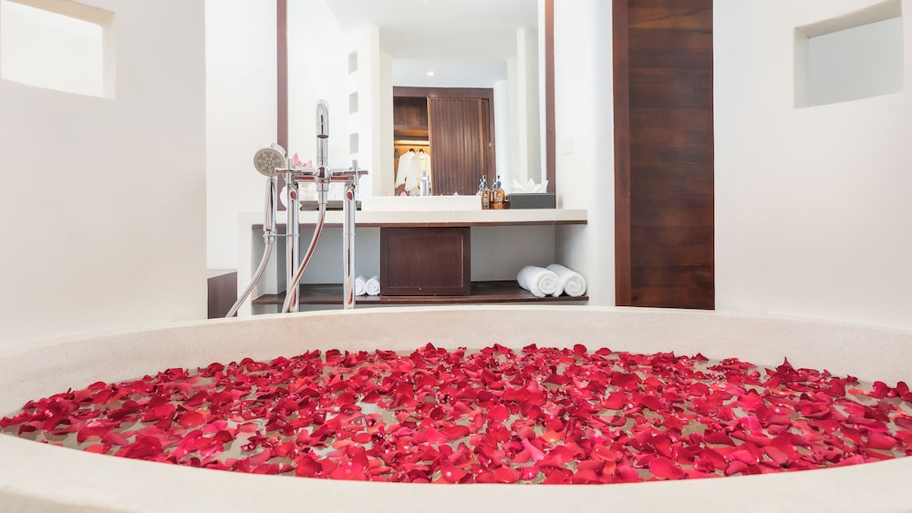 Classic Suite Free Laundry + Daily 60Min Massage + Mini Bar + Airport Pick-Up - Photo 13