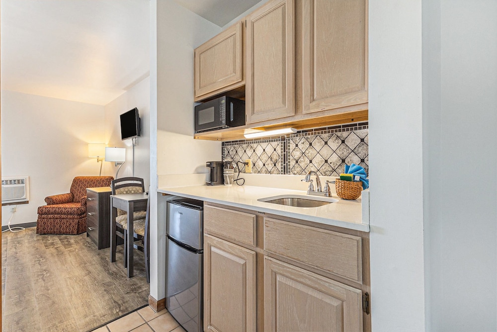 Traditional Suite, 2 Bedrooms, Balcony, Lake View photo 3