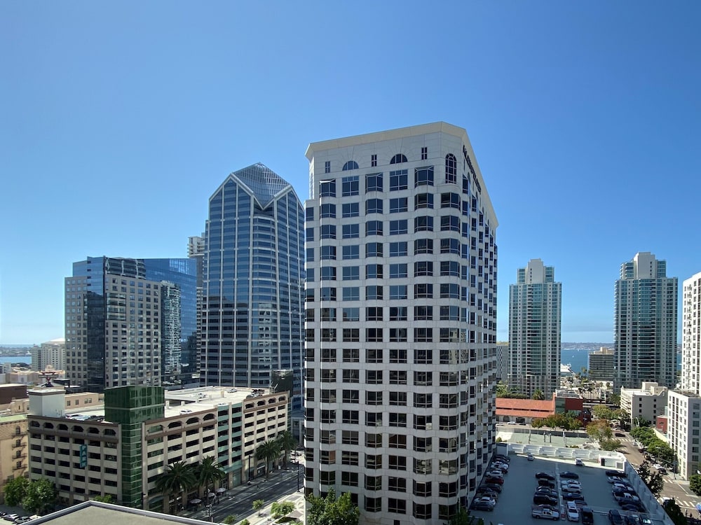 Deluxe Room, 1 King Bed, City View - Photo 12