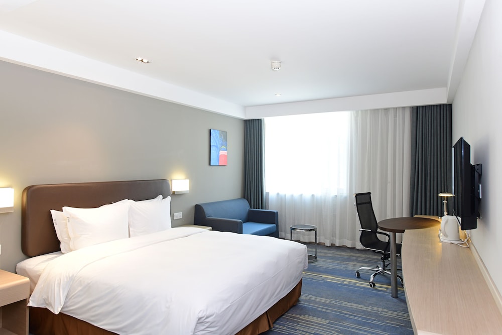 Standard Room, 1 King Bed (Extra Floor Space) photo 1
