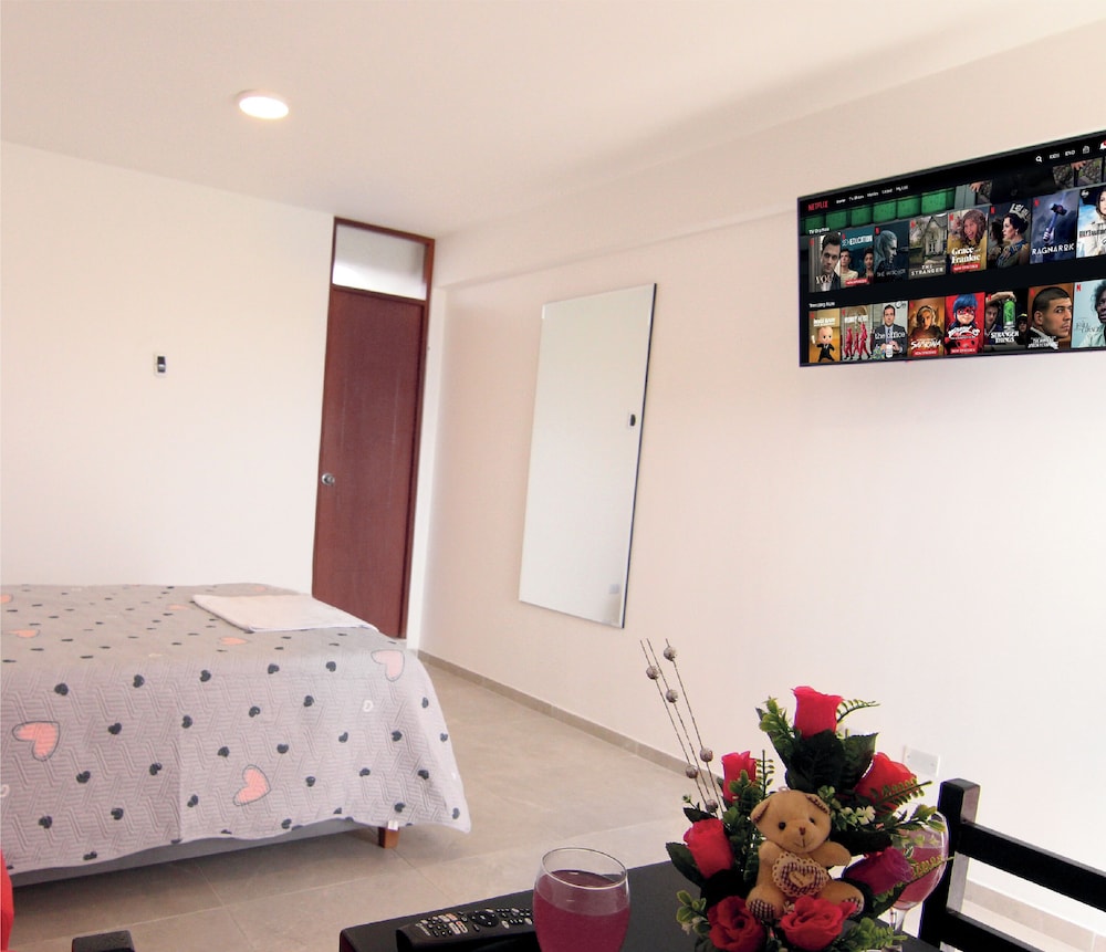 Basic Single Room, 1 Queen Bed, Private Bathroom photo 2
