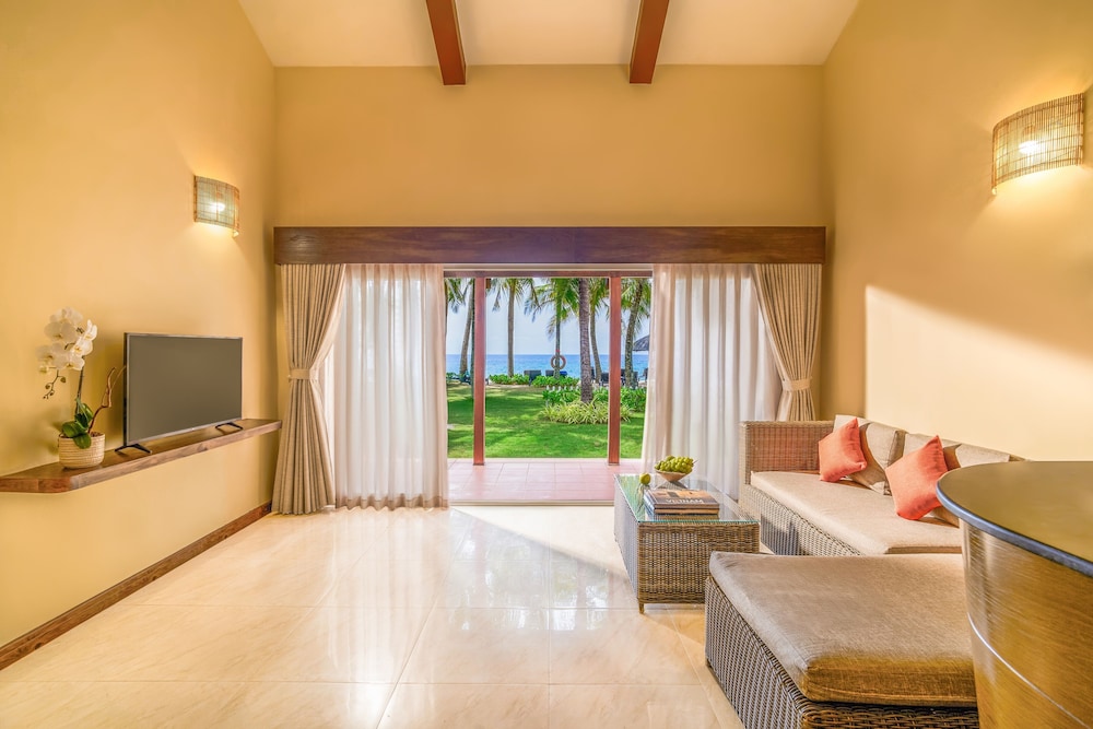 Villa, Beachfront photo 3