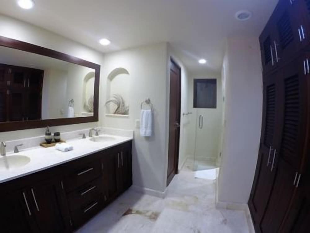 Deluxe Condo, 2 Bedrooms, Sea View, Oceanfront photo 3