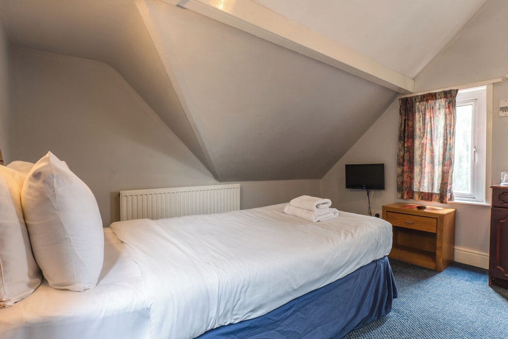 Basic Twin Room With Shared Bathroom