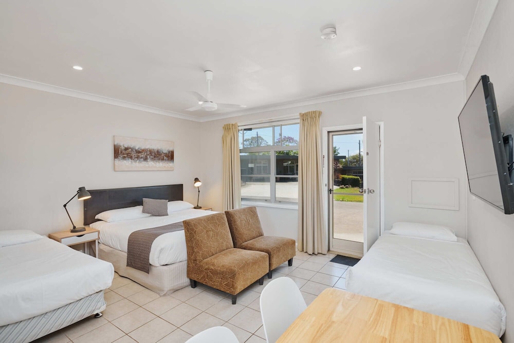 Family Room, Multiple Beds, Kitchenette photo 3