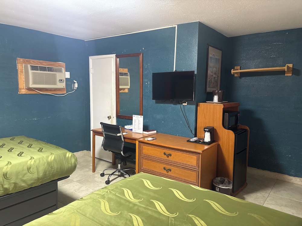 Standard Room, 2 Queen Beds, Non Smoking photo 2