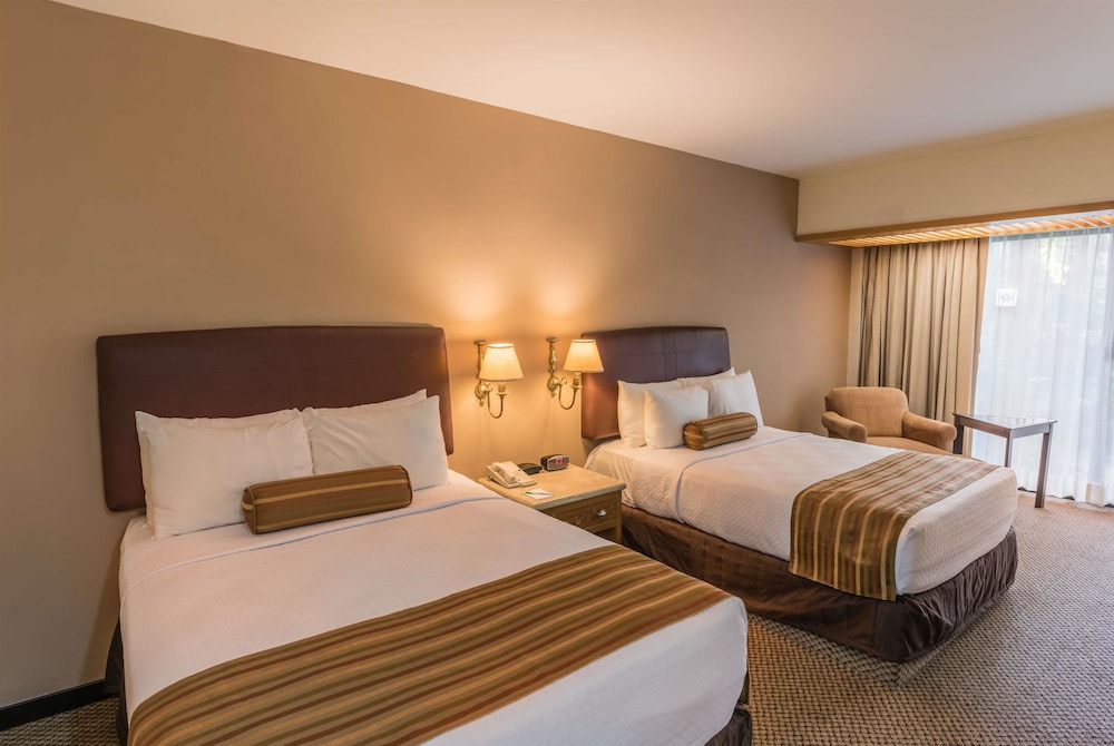 Room, 2 Double Beds, Non Smoking, Club Lounge Access photo 1