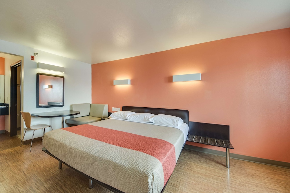 Deluxe Suite, 1 Queen Bed, Non Smoking - Photo 2
