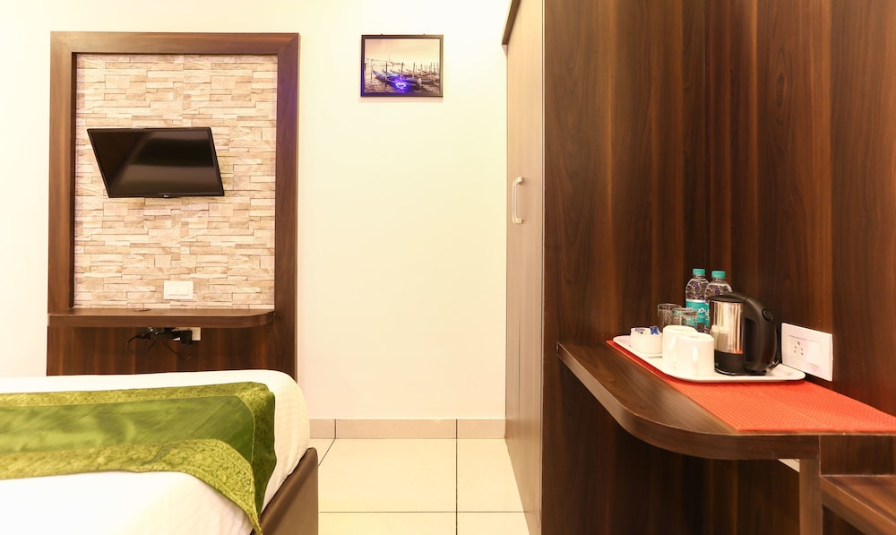Deluxe Room, 1 King Bed photo 1