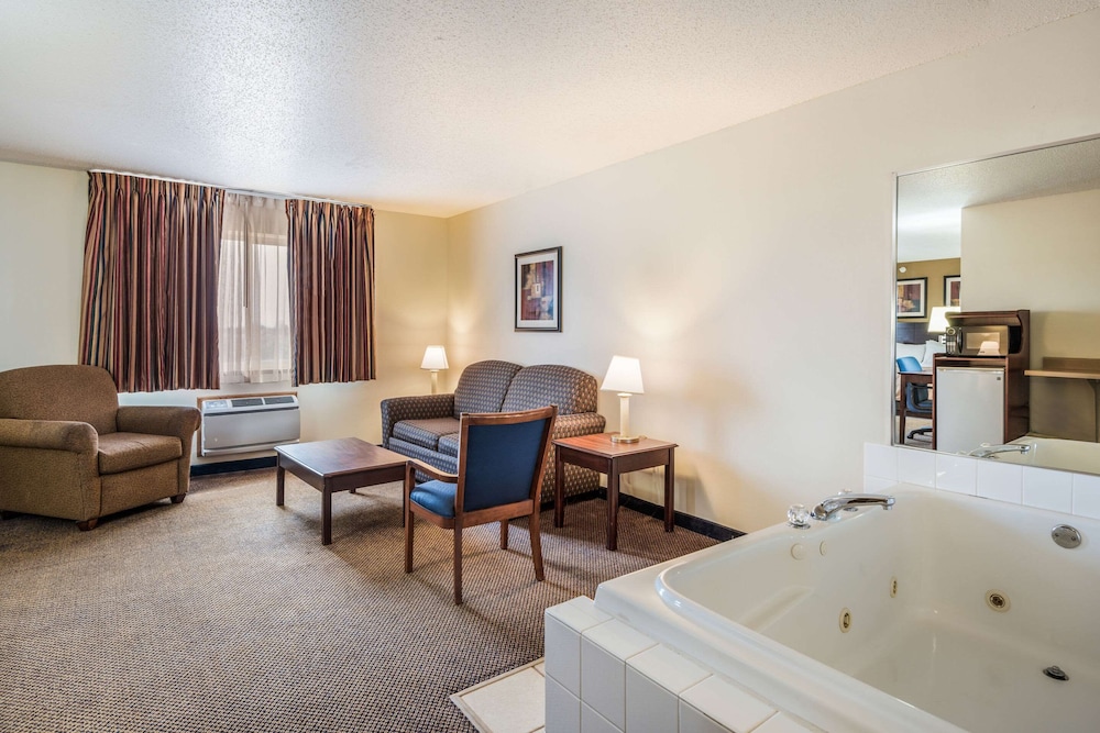 Suite, 1 King Bed, Non Smoking - Photo 4
