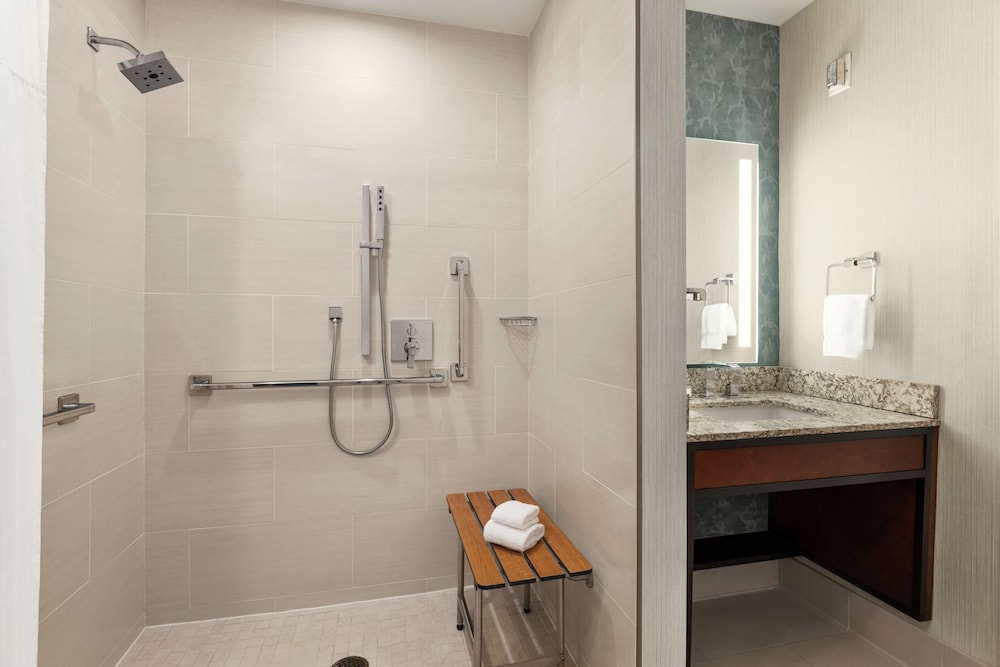 Room, 2 Queen Beds, Accessible, Roll in Shower - Photo 4