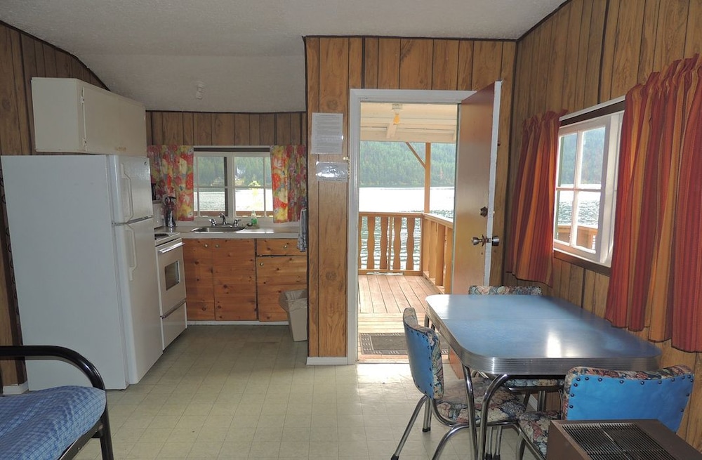 Cabin: 2 Bedrooms, Kitchen, Lakeside, Covered Patio photo 3