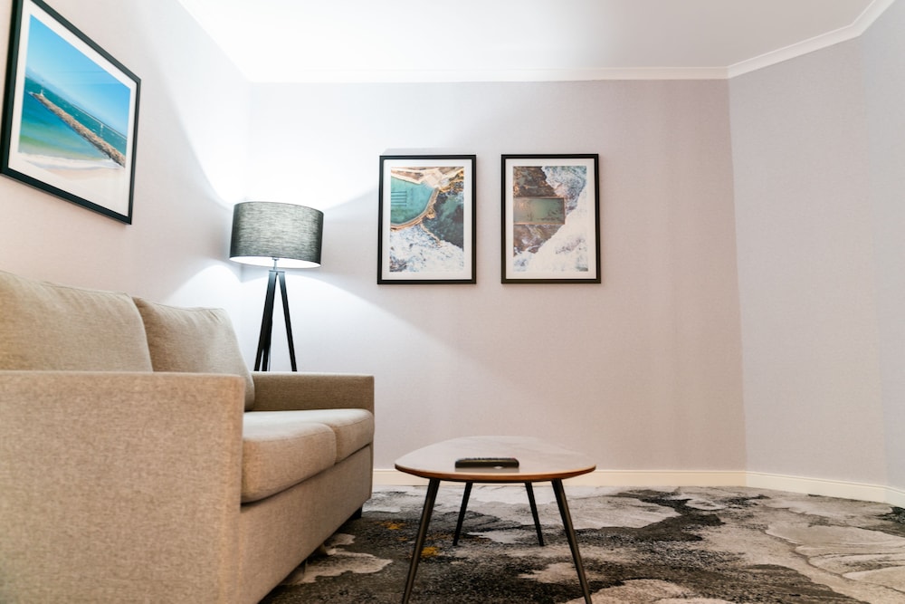 Suite, 1 King Bed thumbnail 5