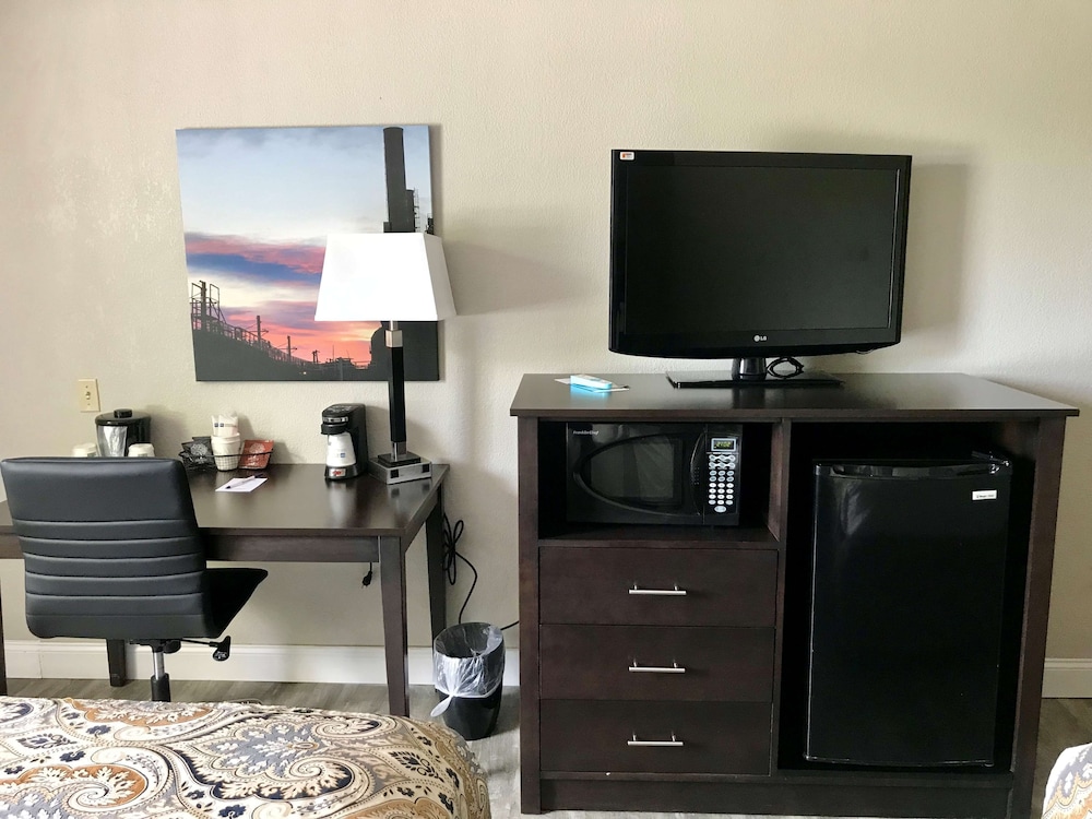 Standard Room, 1 King Bed, Non Smoking, Refrigerator & Microwave photo 2