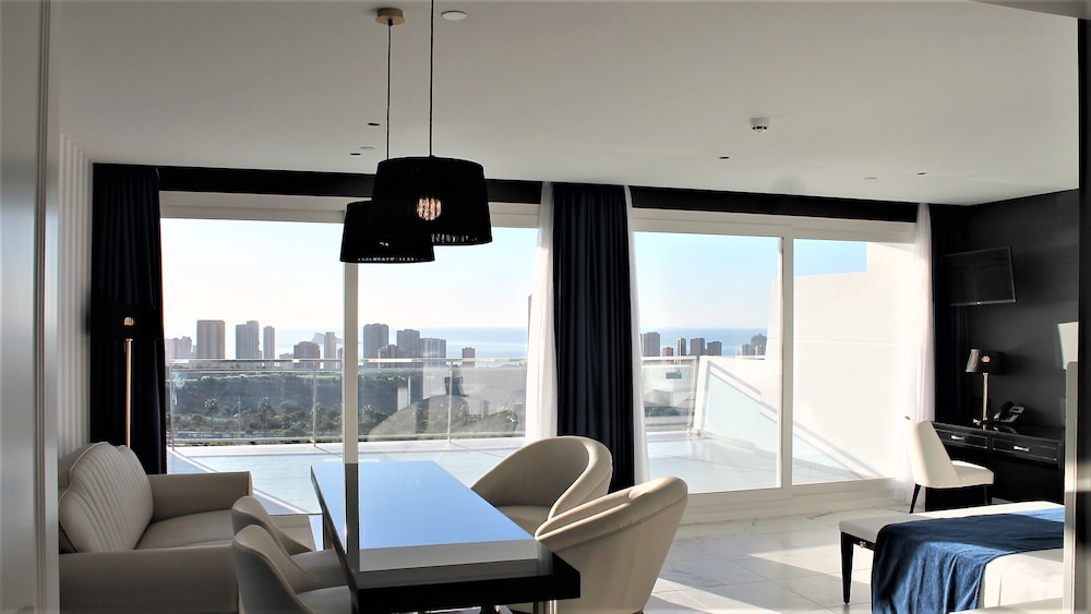 Superior Double Room thumbnail 5