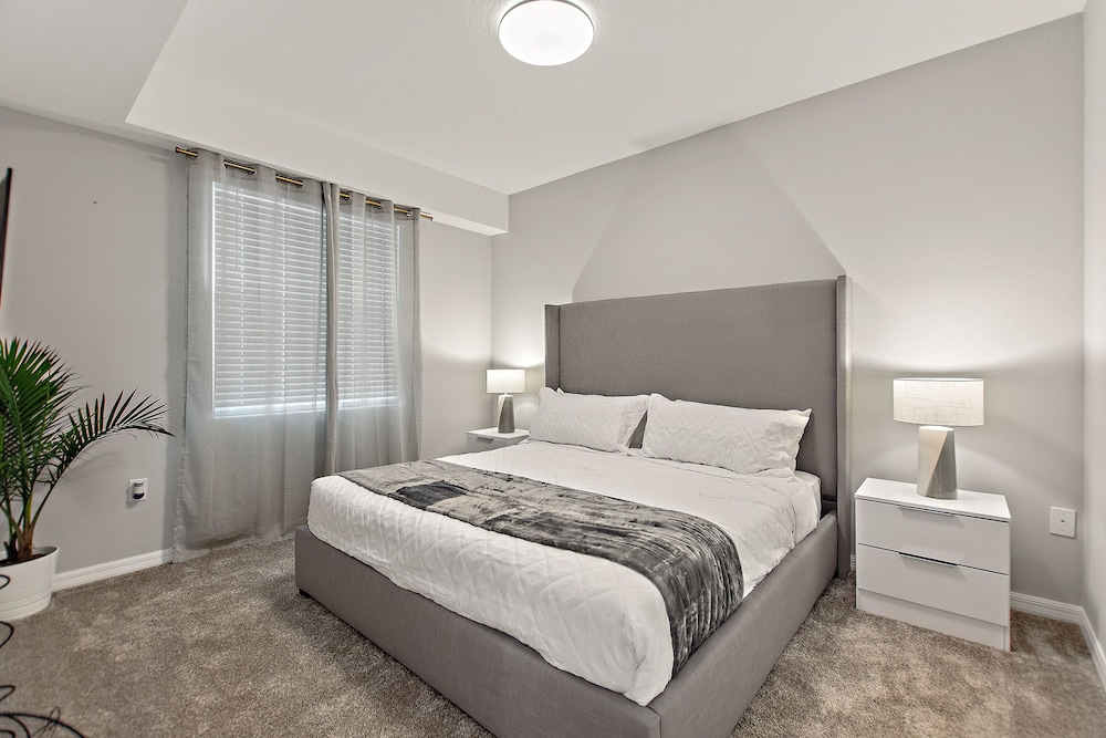 Condo (Sweet Suite Sleeps 6 @ Storey Lake by)