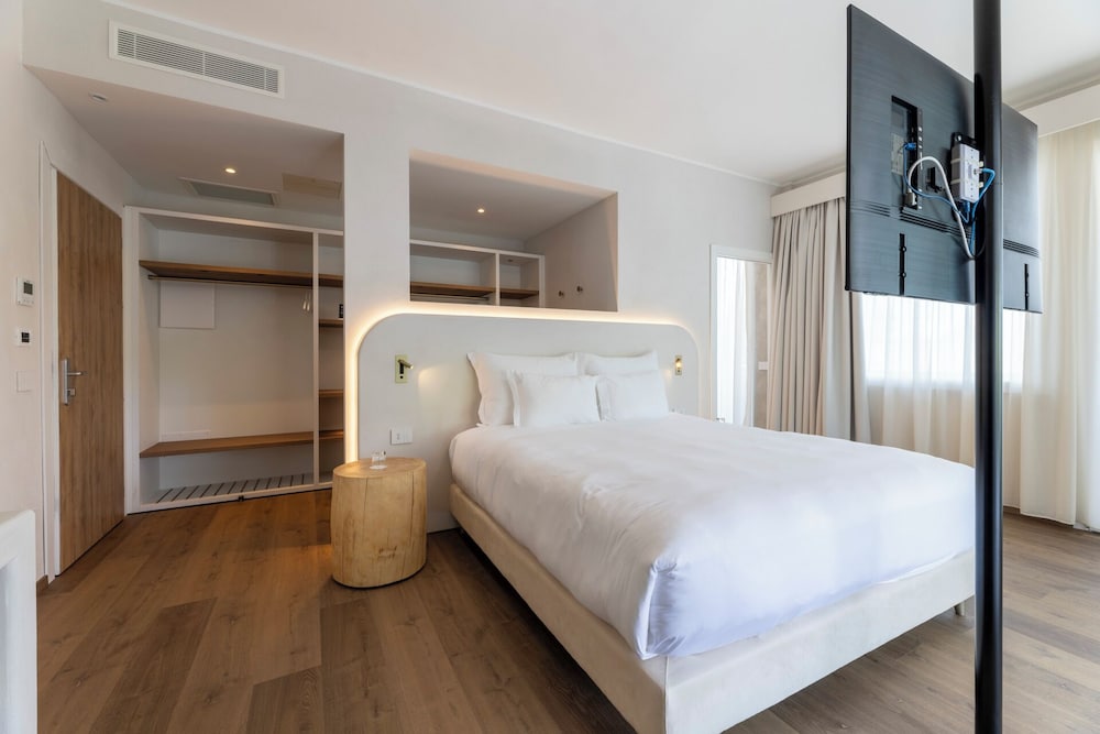 Premium Suite, Hot Tub, Lake View - Photo 9