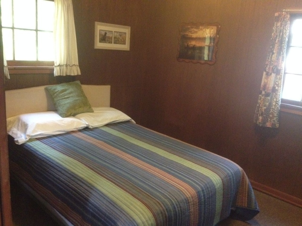 Comfort Cabin, 2 Bedrooms, Kitchen, Lake View (Oak) photo 3